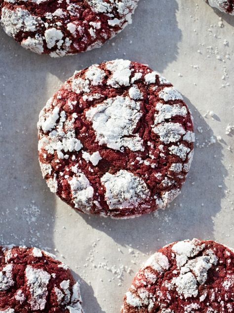 Fudgy Red Velvet Crinkle Cookies (no mixer!) Cream Cheese Crinkle Cookies, Red Velvet Crinkles, Red Velvet Crinkle Cookies, Crinkle Cookies Recipe, Red Velvet Cookies, Velvet Cream, Chocolate Crinkles, Chocolate Butter, Crinkle Cookies