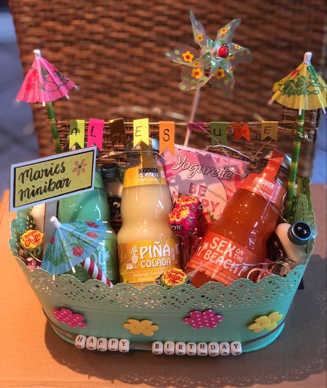 Christmas Gift Basket Ideas, Homemade Gift Baskets, Birthday Presents For Friends, Gift For Mom Christmas, Creative Birthday Gifts, Christmas Gift Basket, Themed Gift Baskets, Christmas Gift For Mom, Gift Basket Ideas