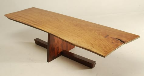 George Nakashima inspired coffee table - FineWoodworking Nakashima Table, Artist Table, Nakashima Furniture, Woodworking Lamp, Woodworking Desk, Woodworking Chair, George Nakashima, Woodworking Bed, Woodworking Basics