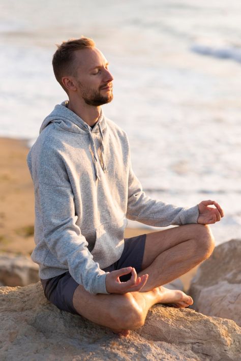 Hombre meditando en la playa | Foto Gratis Guided Meditation Scripts, Meditation Scripts, Thinking Of Someone, I Forgive You, Nature Camping, Love And Forgiveness, Forgive And Forget, Best Relationship Advice, Interpersonal Relationship