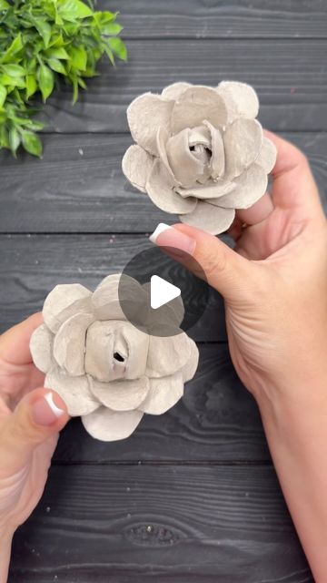 Egg Carton Flowers Diy, Egg Carton Art, Paper Roses Diy, Paper Flowers Diy Easy, Easy Craft Ideas, Egg Carton Crafts, Easy Paper Flowers, Studio Diy, Paper Craft Tutorials