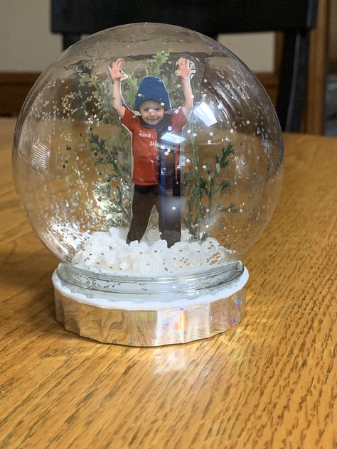 Snow Globes For Kids, How To Make Snow Globes, Diy Snow Globes, Dollar Tree Snow Globes, Snow Globe Diy, Snow Globe Crafts With Picture, Kids Snow Globe Craft, Target Ornaments Trees, Diy Picture Snow Globe