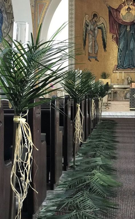 Palm Sunday Centerpieces, Holy Week Decorations For Church, Palm Arrangements For Church, Palm Sunday Ideas For Church, Palm Sunday Altar Decorations, Palm Sunday Church Decorations Ideas, Easter Altar Decorations Display, Easter Church Decorations Altars, Palm Sunday Arrangements For Church