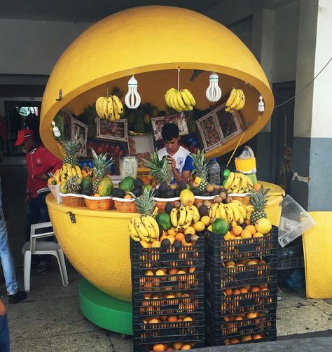 Mobile Fruit Stand, Unique Fruit Display, Juice Stand Ideas, Fruit Stand Aesthetic, Juice Cart, Fruit Cart, Foodtrucks Ideas, Fruit Presentation, Juice Stand