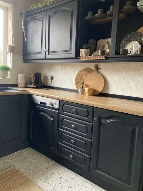 Renovating Old Kitchen Cabinets, Painted Old Cabinets Kitchen, Small Kitchen Painting Ideas, Old Painted Kitchen Cabinets, Paint Cabinets Black, Open Cupboards Kitchen, Black Cupboards Kitchen, Painted Kitchen Tiles, Old Kitchen Makeover