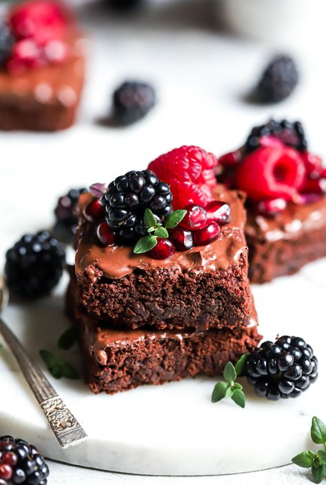 Best Vegan Brownies, Vegan Brownies Recipe, Vegan Food Photography, Food Photography Dessert, Vegan Brownies, Berry Dessert, Dessert Photography, Vegan Brownie, Brownie Ingredients