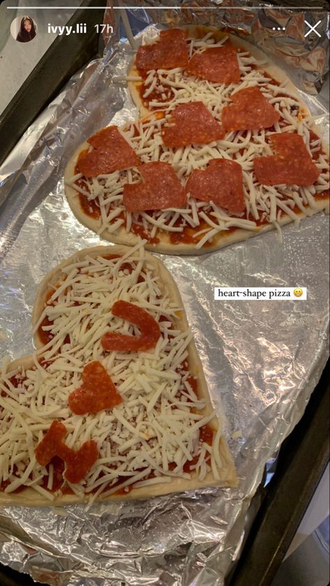 Pizza Instagram Story, Pizza Couples, Shape Pizza, Pizza Instagram, Heart Pizza, Pizza Pepperoni, Heart Shaped Pizza, Picnic Date, Summer Plans