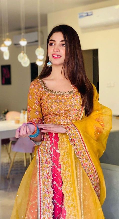 Kinza Hashmi Dpz, Kinza Hashmi Instagram, Baby Fancy Dress, Kinza Hashmi, Pakistani Women Dresses, Dresses For Weddings, Pakistani Formal Dresses, Pakistani Celebrities, Crochet Cable