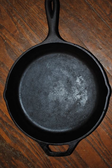 How to Season or Re-Season a Cast Iron Skillet - Delishably Reseason Cast Iron, Cast Iron Skillet Recipes Dinner, Season Cast Iron Skillet, Seasoned Cast Iron Pan, Cooking Games For Kids, Lodge Cast Iron Skillet, Cook Steak, Cast Iron Wok, Cast Iron Cleaning