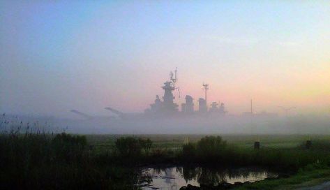 North Carolina in fog. Battleship North Carolina, Uss North Carolina, Military Images, Go Navy, Human Rights Watch, Vintage Boats, Chrysler Building, Sports Memes, Historical Events