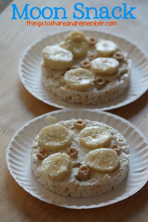 Eat the Moon Space Snack - A moon or space themed snack that preschoolers can make on their own and enjoy! Made with a rice cake, banana, and cream cheese. #MGTblogger Space Snacks, Preschool Cooking, Space Theme Preschool, Space Lessons, Space Preschool, Cake Banana, Space Unit, Space Camp, Moon Space