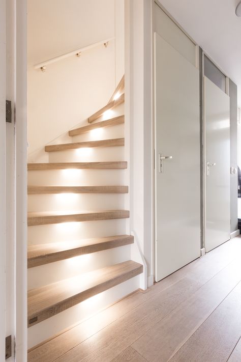 gezien bij vtwonen! Decor: San Diego Oak Stootborden: wit LED-verlichting: warm licht Stairway Lighting, Stairs Design Modern, Home Stairs Design, Stair Lighting, House Stairs, Light Strip, Staircase Design, Stairs Design, House Inspo