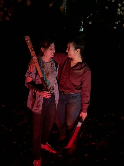 Masc X Fem Halloween, Ellie And Dina Costume, 2 Matching Halloween Costumes, Wlw Matching Halloween Costumes, Halloween Duo Ideas Costumes, Sapphic Couple Costume, Wlw Costumes Halloween Couple, Halloween Costumes For Lesbians, Lesbian Couple Cosplay Ideas