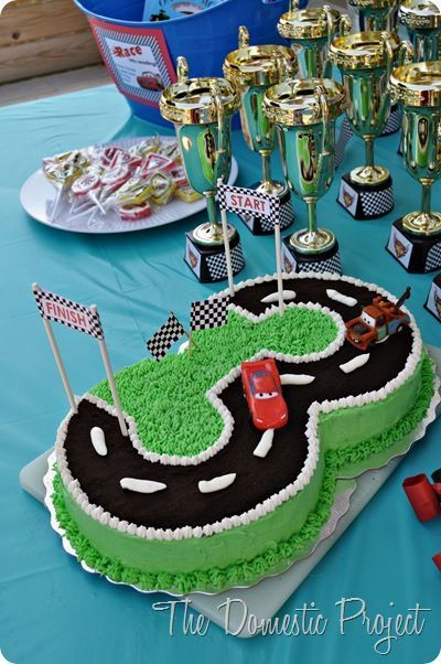 TheDomesticProject - Simple step by step instructions for decorating a Cars birthday cake This looks easy Blaze Birthday, Cars Birthday Cake, Cars Cake, Cars Birthday Party Disney, 3rd Birthday Cakes, Race Car Birthday, Cars Birthday Parties, Car Cake, Number Cakes