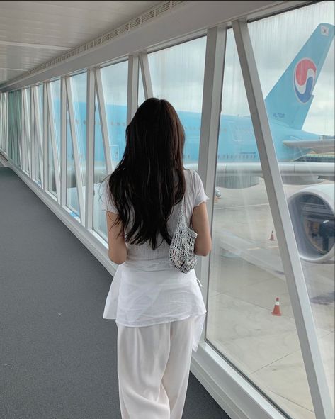 Airport Hairstyles, Faceless Pics, Photo Inspo Instagram, Bali Girls, Travel Instagram Ideas, Cute Beach Pictures, Insta Aesthetic, Airport Pictures, Airport Aesthetic