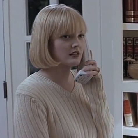 Movie Characters With Bangs, Costumes With Bangs, Halloween Costumes With Bangs, Iconic Movie Outfits Halloween Costumes, Characters With Bangs, Bangs Halloween Costume, Casey Becker, Scream 1, Scream Cast