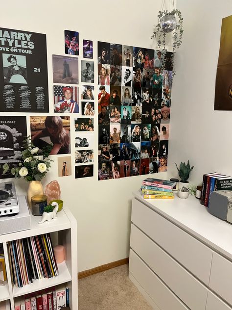 Titanic Room Decor, Fan Girl Aesthetic Room, Hunger Games Room Decor, Fangirl Bedroom Aesthetic, Fan Girl Room, Harry Styles Disco Ball, Fangirl Bedroom, Aesthetic Teen Bedroom, Fangirl Room