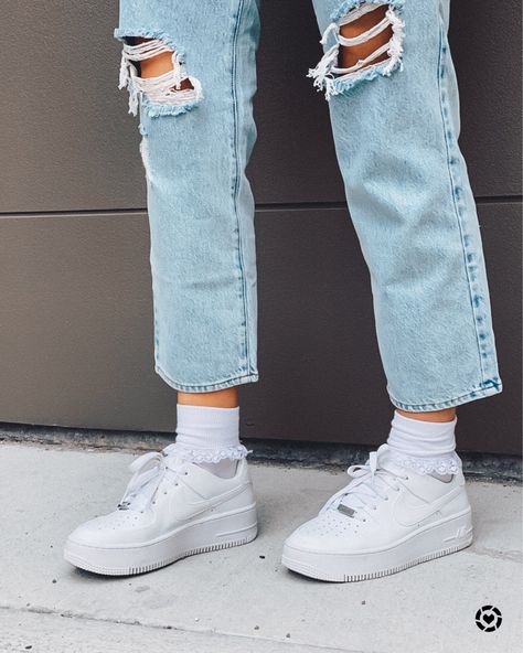 Styling Tennis Shoes, Ruffle Socks With Sneakers, Socks With Sneakers Outfit, Ruffle Socks Outfit, Socks Outfit Sneakers, Scrunched Socks, White Ruffle Socks, Socks With Sneakers, White Rubber Shoes