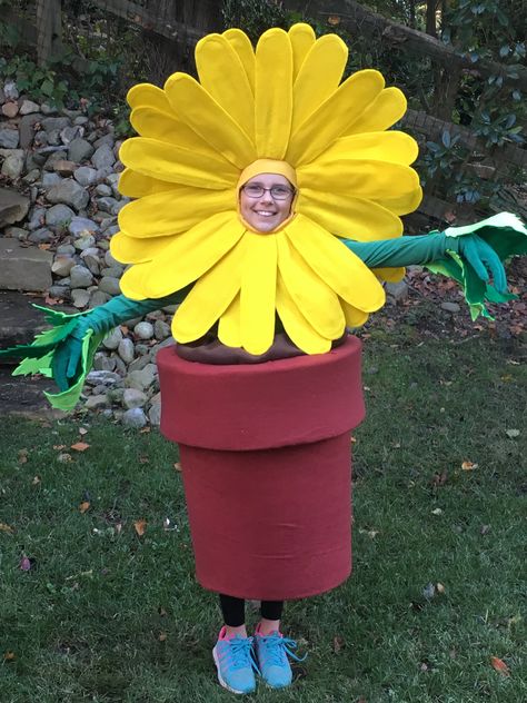 Daisy Flower Costume, Daisy Costume Flower, Diy Daisy Flower, Flower Pot Costume, Flower Costume Diy, Costume Fleur, Butterfly Art And Craft, Diy Daisy, Recycled Costumes