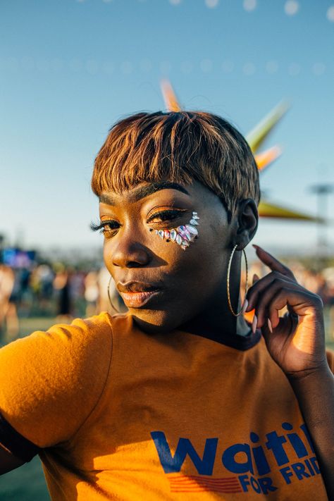 Glitter Was Everywhere At Coachella #refinery29 https://www.refinery29.com/en-us/2018/04/196564/coachella-glitter-makeup-trend-2018#slide-5 Highlighter Hair, Concert Festival Outfit, Glitter Curtains, Glitter Converse, Buns Braids, Glitter Wine Glasses, Double Buns, Braids Pigtails, Makeup News