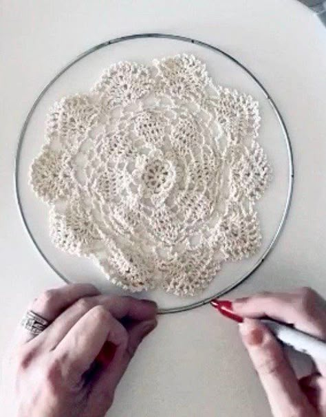 Diy Doily Dreamcatcher, Dream Catcher With Doilies, Doily Dream Catcher Diy, Doily Dream Catchers Pattern, How To Make A Dream Catcher, Diy Dream Catcher, Diy Dream Catcher Tutorial, Doily Dream Catchers, Atrapasueños Diy