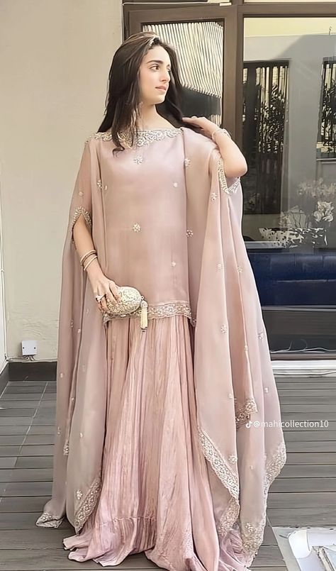 Woolen Outfits For Women, Groom Sister Dress Pakistani, Organza Long Frocks, Pakistani Bride Hairstyle, Organza Frocks, Pakistani Kurtis, Fancy Dress Patterns, Eid Looks, Lace Suit