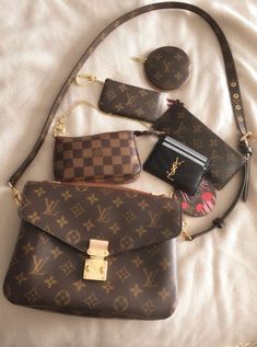 Untitled Zapatillas Louis Vuitton, New Louis Vuitton Handbags, Pochette Louis Vuitton, Sac Louis Vuitton, Handbags Black, Cheap Purses, Fall Handbags, Crossbody Satchel, Lv Bags