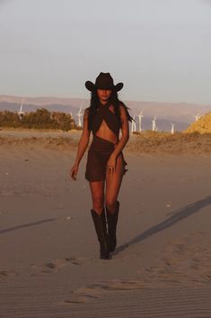 La Fair Outfit Ideas, Festival Cowboy Boots Outfit, Skirts And Cowboy Boots Outfit, Western Formal, Country Core, Country Concert Outfit Ideas, Cowgirl Photoshoot, Cowboy Carter, Modern Feminism