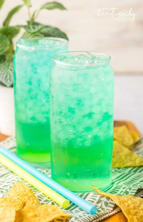 Taco Bell Baja Blast Copycat Recipe Homemade Baja Blast, Baja Blast Cocktail, Baja Blast Recipe, Taco Bell Baja Blast, Gummy Bear Drink, Crockpot Drinks, White Hot Chocolate Recipe, Bear Drink, Baja Blast