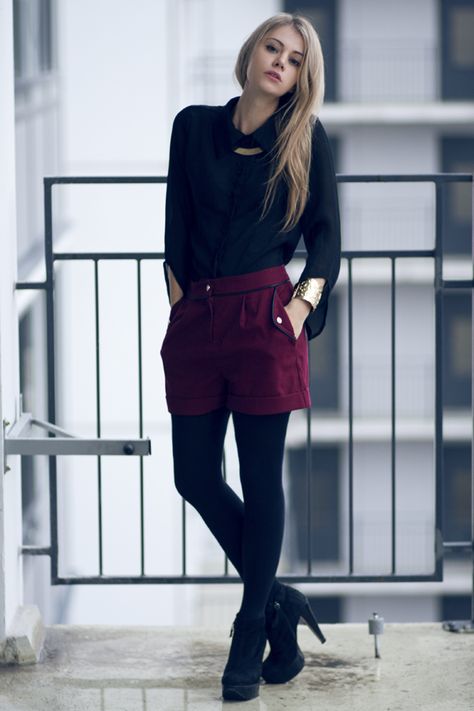 Maroon Shorts Outfit, Burgundy Shorts Outfit, Button Shirt Outfit, Vestidos Color Vino, Winter In The City, Colored Tights Outfit, Maroon Shorts, Burgundy Shorts, Winter Shorts