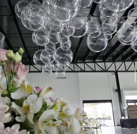 Bridal Shower Ceiling Decor, Clear Balloons Wedding, Balloon Ceiling, Ideas Fiesta, Clear Balloons, Birthday Balloon Decorations, Luxury Event, Wedding Balloons, Mylar Balloons