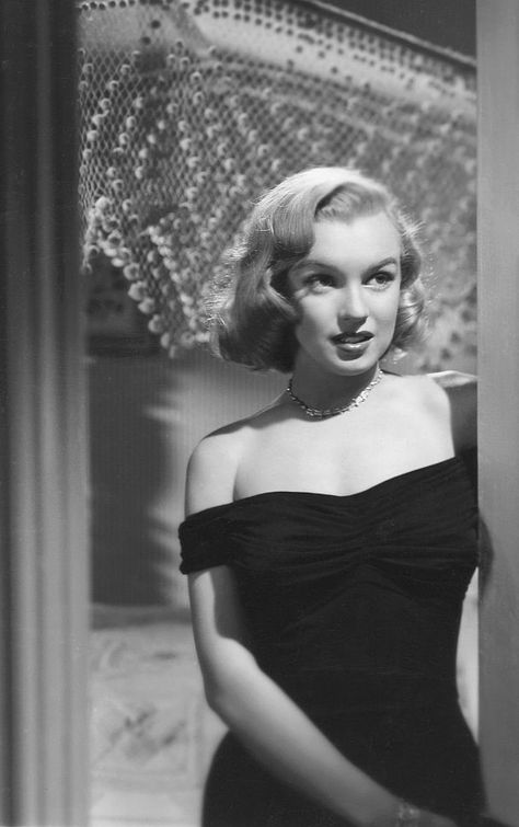 Top 10 of the most gorgeous and iconic actress of the 1950s The Asphalt Jungle, Marilyn Monroe Wallpaper, Marilyn Monroe Old, Classic Film Noir, Metro Goldwyn Mayer, Marilyn Monroe Photos, Bette Davis, Norma Jean, Norma Jeane