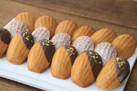 Eggless Madeleine | French Cookies | bakewithlove How To Make Madeleines, Madelines Recipe, Madeleines Recipe, Madeleine Recipe, Madeleine Cookie, French Cookies, Sponge Cakes, Eggless Recipes, Small Cakes