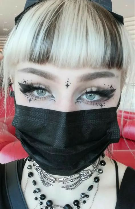 Cool Eyeliner, Hippie Makeup, Eyeliner Inspo, Goth Eye Makeup, Funky Makeup, Eyeliner Ideas, Punk Makeup, Cute Eye Makeup, Graphic Makeup