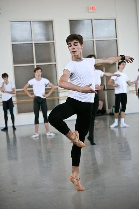 Boys in Ballet. So hot. Why are there no guys at my studio!!!??? Ballet Boys, Dancer Wear, Male Ballet Dancers, Ballet Poses, Lindy Hop, Male Dancer, Patrick Swayze, Ballet School, Dance Movement