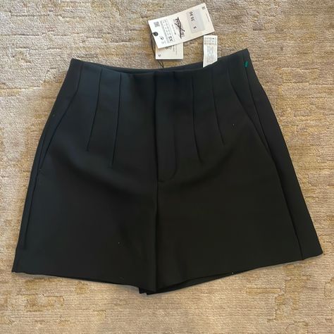 Y’all These Are The Cutest Zara Shorts I Have Ever Seen. There Never Worn And Still Have The Tag. I’m Selling Because They Don’t Fit But If They Did I Would Wear Them Literally Every Day And You Probably Would Too. There’s No Stains, Rips, Nothing. They Can Fit From A Xs-M For Sizes But The Tag Is Labeled Xs. Outfit Grado, Zara Fits, Outfit Petite, Outfit Elegantes, Dressy Shorts, Petite Shorts, Zara Shorts, Short Legs, Zara Basic