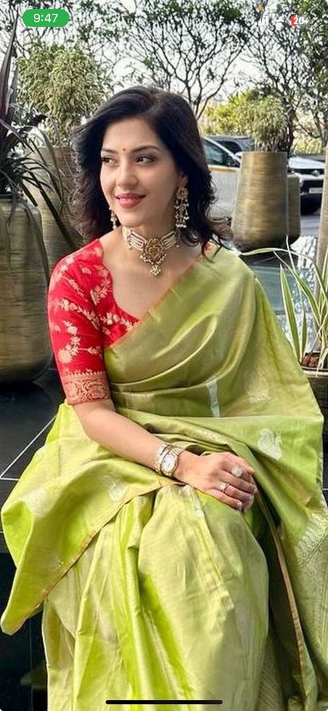 Onam Saree With Maroon Blouse, Blouse Designs Latest For Banarasi Saree, Silk Blouse Simple Designs, Blouse Ideas For Banarasi Saree, Fancy Blouse Neck Designs Latest, Latest Hand Designs For Blouses, Banaras Sarees Blouse Designs, Latest Bridal Sarees Indian Weddings, Colour Neck Blouse Designs