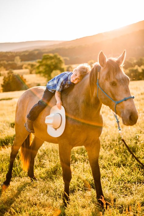 Horse And Family Photography, Horse Birthday Photoshoot Ideas, Family Picture With Horses, Family And Horse Photoshoot, Horse Family Pictures, Family Photo Shoot With Horses, Farm Photoshoot Ideas Kids, Family Photoshoot With Horses, Family Horse Photoshoot