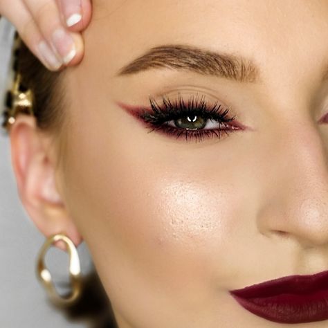 Burgundy dark sultry cat eye makeup look. Green eyes makeup Burgundy Eyeshadow Looks, Maybelline Age Rewind, Maroon Makeup, Burgundy Makeup Look, Berry Makeup, Maybelline Age Rewind Concealer, Burgundy Eye Makeup, Competition Makeup, Burgundy Eyeshadow