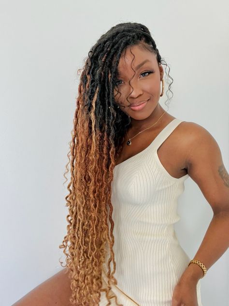 Ombre Goddess Faux Locs, Highlight Faux Locs, Ombre Boho Locs, Goddess Locs With Color, Ombré Faux Locs, Goddess Faux Locs With Color, Blonde Boho Locs, Honey Blonde Faux Locs, Faux Locs With Color