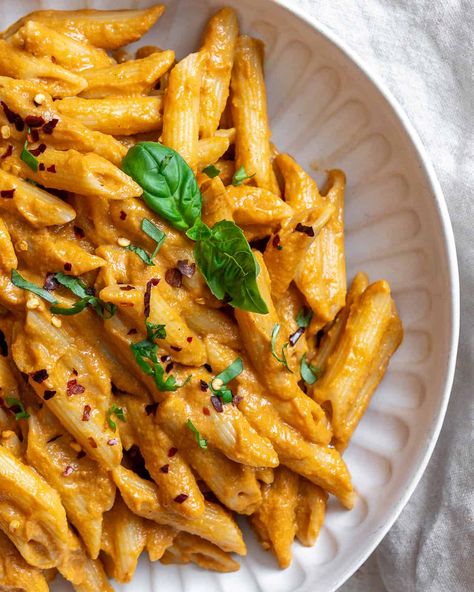 This Creamy Tomato Tofu Pasta Sauce is incredibly flavorful and perfect on your favorite pasta! It's so simple to make and great for an easy yet super healthy meal. Enjoy this Creamy Tomato Tofu Pasta Sauce on pasta night this week! Tofu Pasta Sauce, Tomato Tofu, Vegan Pasta Noodles, Tofu Pasta, Vegan Pasta Sauce, Creamy Vegan Pasta, Vegan Bolognese, Plant Based Recipes Dinner, Tomato Basil Pasta