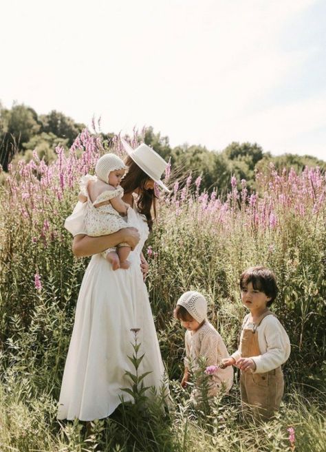 Picnic Photography, Motherhood Photos, Mommy And Me Photo Shoot, Outdoor Family Photography, Outdoor Family Photos, Outdoor Pictures, Motherhood Photography, Wife Life, Future Lifestyle