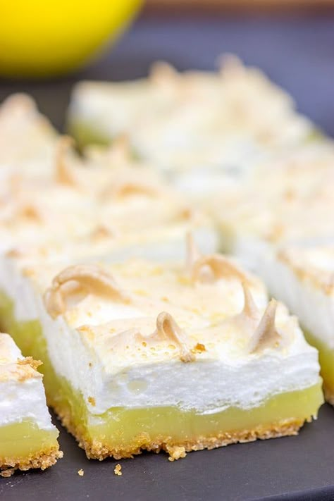 Lemon Meringue Bars | Classic summer dessert | Spicedblog.com Lemon Meringue Bars, Amazing Thanksgiving Desserts, Meringue Bars, Lemon Meringue Cake, Cobbler Recipes Easy, Tart Flavors, Recipe Cheesecake, Cheesecake Oreo, Bar Cake