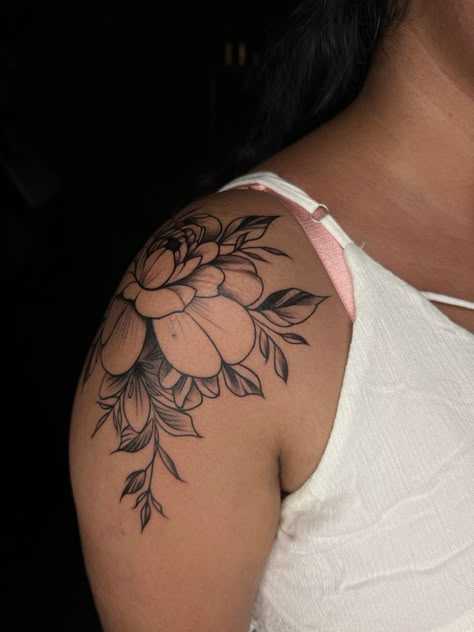 Women's flower shoulder tattoos. - MELTBLOGS Flower Shoulder Tattoos, Half Sleeve Flower Tattoo, Shoulder Piece Tattoo, Mandala Tattoo Shoulder, Shoulder Cap Tattoo, Flower Shoulder Tattoo, Shoulder Sleeve Tattoos, Girl Shoulder Tattoos, Floral Tattoo Shoulder