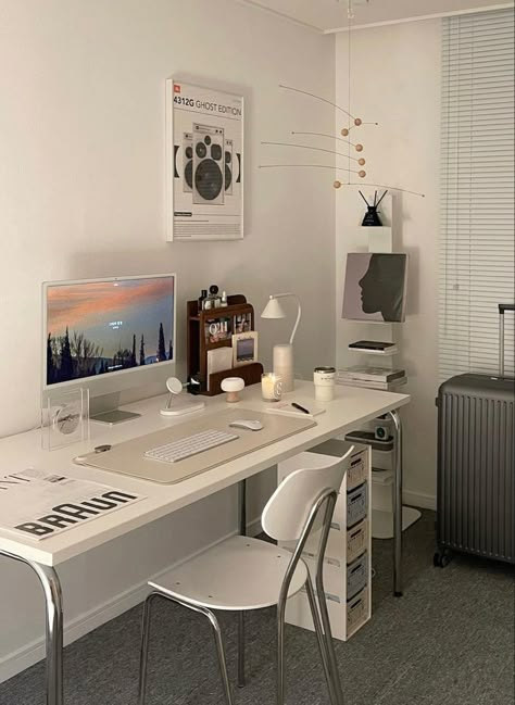 Workspace Inspiration Minimalist, Home Office Set Up Ideas Small Spaces, Minimalist White Desk Setup, Minamilist Desk Setup, White Pc Setup Minimalist, Home Office Setup Small Spaces, Minimal Desk Setup White, Desk Set Up Aesthetic, Desk Setup Workspace Inspiration