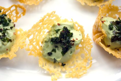 Cheddar Cups with Avocado Feta Mousse -- A fun and flavorful party appetizer | wearenotmartha.com Feta Mousse, Cheddar Cups, Canapes Recipes, Avocado Mousse, Small Appetizers, Party Appetizer, Mousse Recipes, Samos, Appetizers For Party