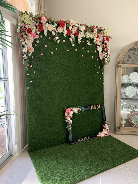 Garden Photobooth Ideas, Flower Photo Wall Wedding, Selfie Station Ideas Backdrops, Spring Photo Booth, Green Wall Backdrop, Artificial Flower Garland, Artificial Wall, Grass Backdrops, Wall Green