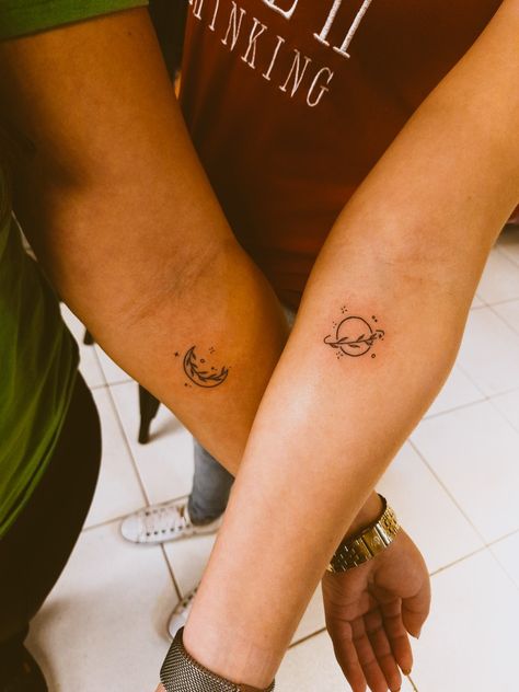 Taylor Swift Tattoo Ideas Small Moon And Saturn, Taylor Swift Inspired Matching Tattoos, Aurora Borealis Tattoo Minimalist, Floral Saturn Tattoo, Taylor Swift Matching Tattoos For Best Friends, Taylor Swift Bestie Tattoos, Salt Air Tattoo, Mother Daughter Taylor Swift Tattoos, Taylor Swift Moon And Saturn Tattoo