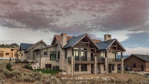 Photo #147397 - WeatheredBlend Barnwood Board to Board Siding Killowen Construction, Cabinet Trim, Shade Tolerant Plants, Lake Houses Exterior, Wood Houses, Cabin Style, Cabin In The Woods, Modern Cabin, Cabin Life