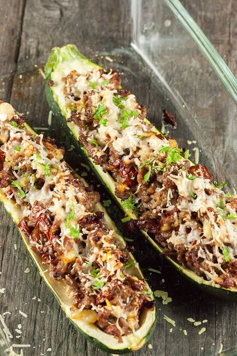 Fennel Gratin, Zucchini Boat Recipes, Stuffed Zucchini Boats, Minced Meat Recipe, Stuffed Zucchini, Zucchini Boats, Mince Recipes, Oven Dishes, Minced Meat